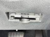 【ETC】高速道路などの料金所における自動料金支払いシステムです。車載器と料金所のアンテナとの間で無線通信を行い、料金を自動で支払うことができます。