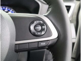 前車との適切な車間距離を保ちながら追従走行やスピードダウンをセンサーで行います。高速道路の長時間ドライブで疲労軽減に貢献します。