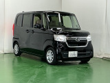 狭い駐車場でも、スライドドアならチャイルドシートへのお子さまの乗降や荷物の積載もスムーズ。とても便利な【助手席側。電動スライドドア】ドアハンドを少し引くだけでリアドアが自動開閉します。