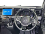 運転席まわりです。 各操作スイッチは使いやすい位置に配置されてます。