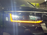 【LEDヘッドライト】悪天候や夜間走行時も良好な視界を確保し安心して運転できる高輝度LEDヘッドライトを装備!点灯速度が早く、消費電力も抑えられています。