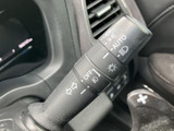操作しやすいウインカーレバーは、安全な車線変更をサポート。直感的に操作できる設計です。