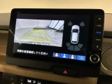 リバースギアに入れるだけで後方の表示へ切り替わります。夜間や雨の日の駐車も楽になりますよ。