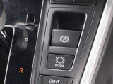 「HOLD」スイッチを押し、システムONの状態にしておくことで、渋滞や信号待ちなどでブレーキを踏んで停車した時にブレーキを保持。アクセルを踏むと解除されます。