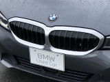 左右のキドニー・グリルの中心にはBMWのエンブレムが鎮座し、個性を放つデザイン性を兼ね備えました。