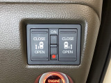 リアドアは乗り降りに便利な両側電動スライドドアです。また運転席に座っていながらスイッチ操作で自在にスライドドアを開け閉めできます。