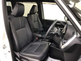 運転席・助手席シートは肘掛けが付いているので、ドライブ中もリラックスした姿勢で過ごせます!合成皮革&times;ファブリックのコンビネーションシートで質感の良さも感じられます!