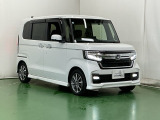 狭い駐車場でも、スライドドアならチャイルドシートへのお子さまの乗降や荷物の積載もスムーズ。とても便利な【助手席側。電動スライドドア】ドアハンドを少し引くだけでリアドアが自動開閉します。