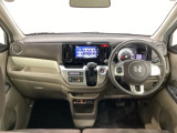 車内は光触媒抗菌消臭施工済です。インパネ周りはスタイリッシュなデザインです。グローブボックスやカップホルダーのほかにトレーなどたくさんの収納スペースが付いています。