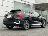 Audi Q3 Sportbackは、後ろ姿にも確かな個性が息づいています。筋肉質なフォルムを引き締める、水平方向のラインを強調したリヤバンパーにシャープなリヤコンビネーションライトです。