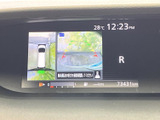 後方確認をサポートするモニター画面です。安全な運転に貢献します。狭い道や駐車時にも安心ですね。