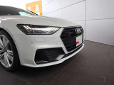 ●Audiが最初に採用したLEDポジショニングランプ。シャープなラインで昼間でも点けていたいと思うほど上品でオシャレです。夜間走行時はさらに目立ちます!