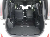 【トランクルーム】荷室の広さも十分です!シートアレンジでシートを畳めば長い荷物だって積めますね。シートアレンジの操作方法など、お気軽にご相談下さい。