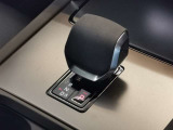 【ガングリップ式シフトレバー】クリケットのボールをイメージしたシフトレバーが採用されています。