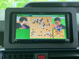 停車中にテレビや動画を楽しめるモニターを搭載。長距離移動や休憩時間のお供に最適です。※走行中の視聴は法律で禁止されています。