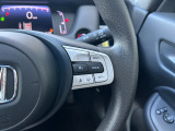 予め設定した速度で定速走行。先行車に近づいたら、システムが先行車との距離や速度差を測定し、自動的に加減速。適切な車間距離を維持しながら追従走行します。