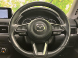 握りやすいステアリング形状で、快適なドライビングをサポート。操作スイッチも配置されており、運転中でも直感的に操作できます。上質な素材感も魅力です。