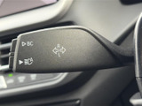 操作しやすい位置に配置されたウインカーレバー。スムーズな操作で、安全な車線変更をサポートします。