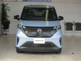 フロントカメラで前方の車両や歩行者を検知。万一、ドライバーが安全に減速できなかった場合には、自動的に緊急ブレーキを作動させて衝突を回避、または衝突時の被害や傷害を軽減します。