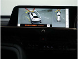 サイドクリアランスビュー表示中に、旋回時の運転操作に合わせて自動で車両を斜め後方から見たような映像を表示。