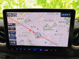 鮮やかなディスプレイが、目的地までの道順をわかりやすく表示。ドライブの計画もスムーズに行えます。高機能ナビで快適なカーライフを。