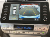 後方視界を広げ、安全な駐車をサポートするバックモニター。狭い場所でも安心して車を操作できます。