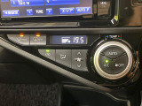 【オートエアコン】一度お好みの温度に設定すれば、車内の温度を検知し風量や温度を自動で調整。暑い&hellip;寒い&hellip;と何度もスイッチ操作をする必要はありません。快適な車内空間には必須の機能ですね♪