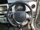 握りやすいステアリングは、運転のしやすさを追求。操作性も高く、快適なドライビングをサポートします。手に馴染む形状で、長時間の運転も疲れにくいでしょう。