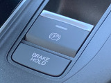 電動パーキングブレーキ・オートブレーキホールドです。ボタンを引っ張るだけでサイドブレーキがかかります。オートブレーキホールドは信号待ちや渋滞でもブレーキを踏み続ける必要なし!楽に運転できます!