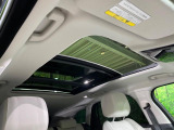 スライディングパノラミックルーフは車の屋根に設けられた開閉可能なガラス窓です。車内に光を採り入れて開放感を高め、換気も効率的に行えます。