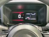 視認性の高いメーターデザインで、運転に必要な情報を一目で確認できます。運転に集中しやすい、シンプルで機能的な空間です。