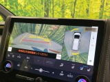 【パノラミックビューモニター】専用のカメラにより、上から見下ろしたような視点で360度クルマの周囲を確認することができます☆死角部分も確認しやすく、狭い場所での切り返しや駐車もスムーズに行えます。