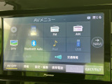 CDやUSB、Bluetoothなど、多様なメディアに対応。お好みの音楽を車内で存分にお楽しみいただけます。音質の調整機能も充実しています。