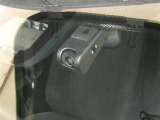 【ドライブレコーダー】もしもの時に頼れる装備です。車窓から撮影した記録映像としても活用できます。見逃して通り過ぎた道沿いの看板や建物の確認、ドライブコースの素晴らしい景色の思い出にもなります