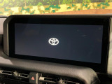 【ブラインドスポットモニター】走行中、ドアミラーの死角になりやすい箇所に後続車が接近するとサイドミラーのレンズに警告を表示!ドライバーに注意喚起をしてくれます。