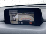 狭い場所での駐車やすれ違いなどでより的確な運転操作に役立つ360&deg;ビューモニターが装備されています。
