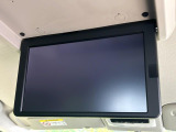 【フリップダウンモニター】大画面モニターで後席でもエンタメをお楽しみいただけます。小さなお子様にも大人気の装備です♪