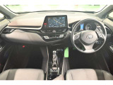 高いホールド性で運転姿勢が安定します。長距離ドライブでも疲れにくいのが魅力です。快適なドライビングライフをお送りください♪