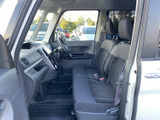 運転席からの眺めは良好で、運転に集中できます。操作系統も手に馴染みやすく、直感的に操作できます。快適なドライブをサポートします。