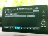 高精細なディスプレイで、ドライブ中のエンターテインメントをさらに楽しめます。直感的な操作性で、音楽やナビゲーションも快適に操作できるでしょう。
