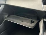 助手席前方のグローブボックス内にETC車載器も装備されております