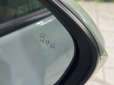 【ブラインドスポットモニター】走行中、ドアミラーの死角になりやすい箇所に後続車が接近するとサイドミラーのレンズに警告を表示!ドライバーに注意喚起をしてくれます。