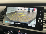 リバースギアに入れるだけで後方の表示へ切り替わります。夜間や雨の日の駐車も楽になりますよ。