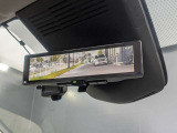 車両後方のカメラ映像を映し出すデジタルルームミラー。同乗者や後席の荷物で後方視界が遮られる場合でも、クリアな視界を確保して安全な走行をサポートします。