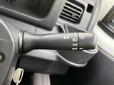操作しやすい位置に配置され、直感的な操作が可能です。日常の運転から機動的な走行まで、スムーズな操作をサポートします。安全運転をサポートする頼もしい相棒です。