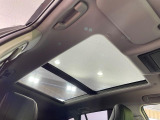 【パノラマルーフ】大型のガラスルーフ搭載で車内の解放感が一気にアップ!開放的なドライブをお楽しみいただけます。
