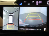 パノラミックビューモニターは、車両の前後左右に搭載した4つのカメラにより、車を真上から見ているような映像を表示させ、運転席から確認しにくい車両周囲の状況を把握できます。