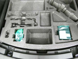 パンク修理剤とエアーポンプのセットです。スペアタイヤは装備していませんが空いたスペースを小物入れとして使用できます