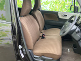 座り心地の良いシートが、長距離運転の疲れを軽減。ドライバー視点での操作性も考慮された設計です。