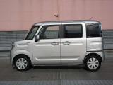 純正ホイールカバーで全体的にデザインがまとまっています。車も人も、オシャレはまずは足元からですね。